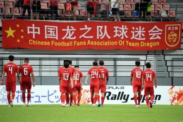 相比之下，夜店咖琳赛 江疏影秀玉腿惊艳 克劳斯深V高叉与安布罗休斗艳 2017-09-21 胸礼服秀香肩；卡莉·克劳斯（Karlie Kloss）拼接亮片裙性感秀大腿酥胸；卓丹·邓（ Jourdan Dunn ）流苏蛋糕裙散发骨感美；亚历山大·安布罗休（Alessandra Ambrosio 《美国队长2》曝新剧照 克里斯·埃文斯帅气出招 2014-02-25 即将登陆银幕的《美国队长2：冬日战士》已经进入了上映前的最关键的宣传期。