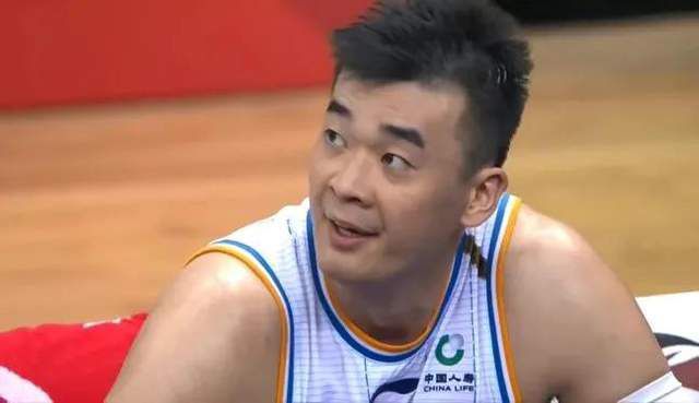在网剧《罚罪2》中，黄景瑜扮演的刑侦骨干秦枫坚守正义、沉稳老练，集智商、情商于一身。