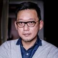 首先是巧妙的营销发行策略。