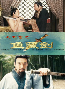 路透照中，二人以时髦又不失成熟的造型亮相，漫步在街头边走边聊。